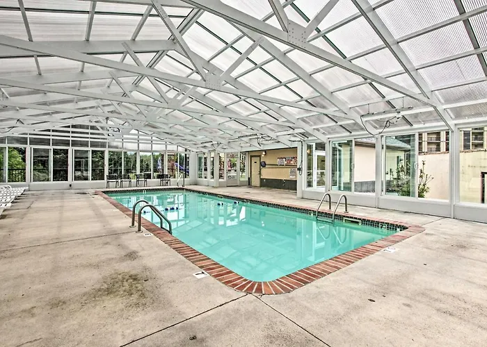 Downtown Pigeon Forge Condo With Pool Access!