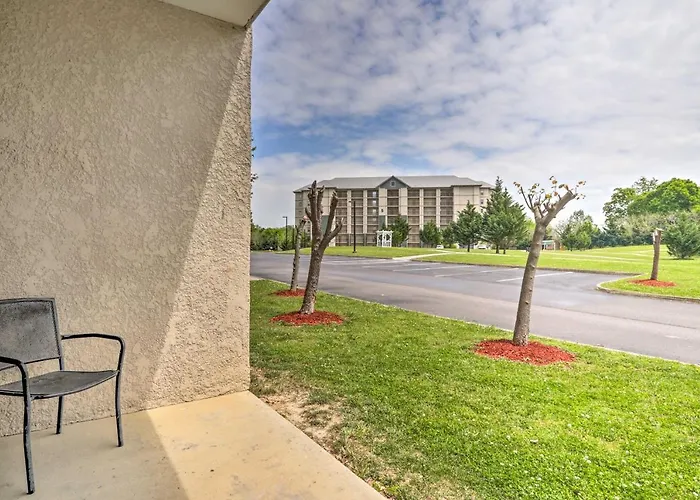 Downtown Pigeon Forge Condo With Pool Access!