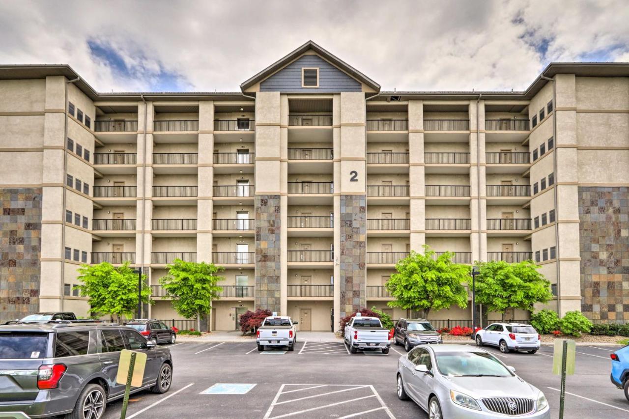 Downtown With Pool Access! Pigeon Forge